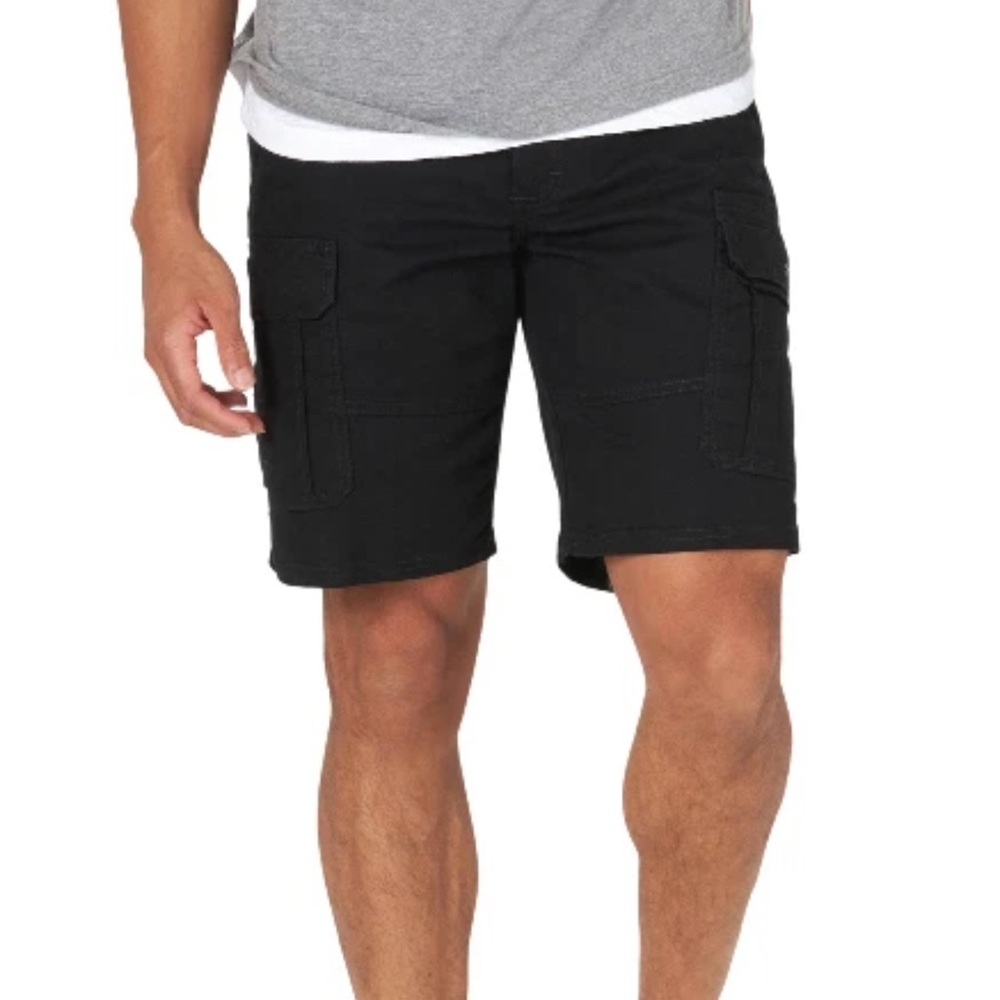 NWT size 48 Men's Black Cargo Shorts Wrangler